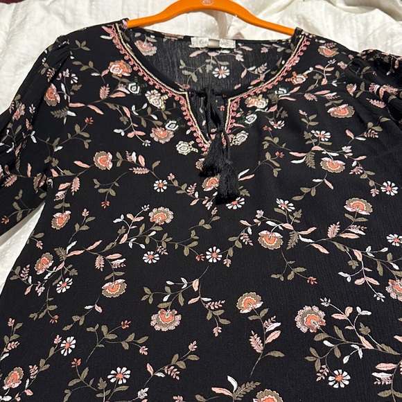 Chic Black Floral Blouse - Picture 7 of 13